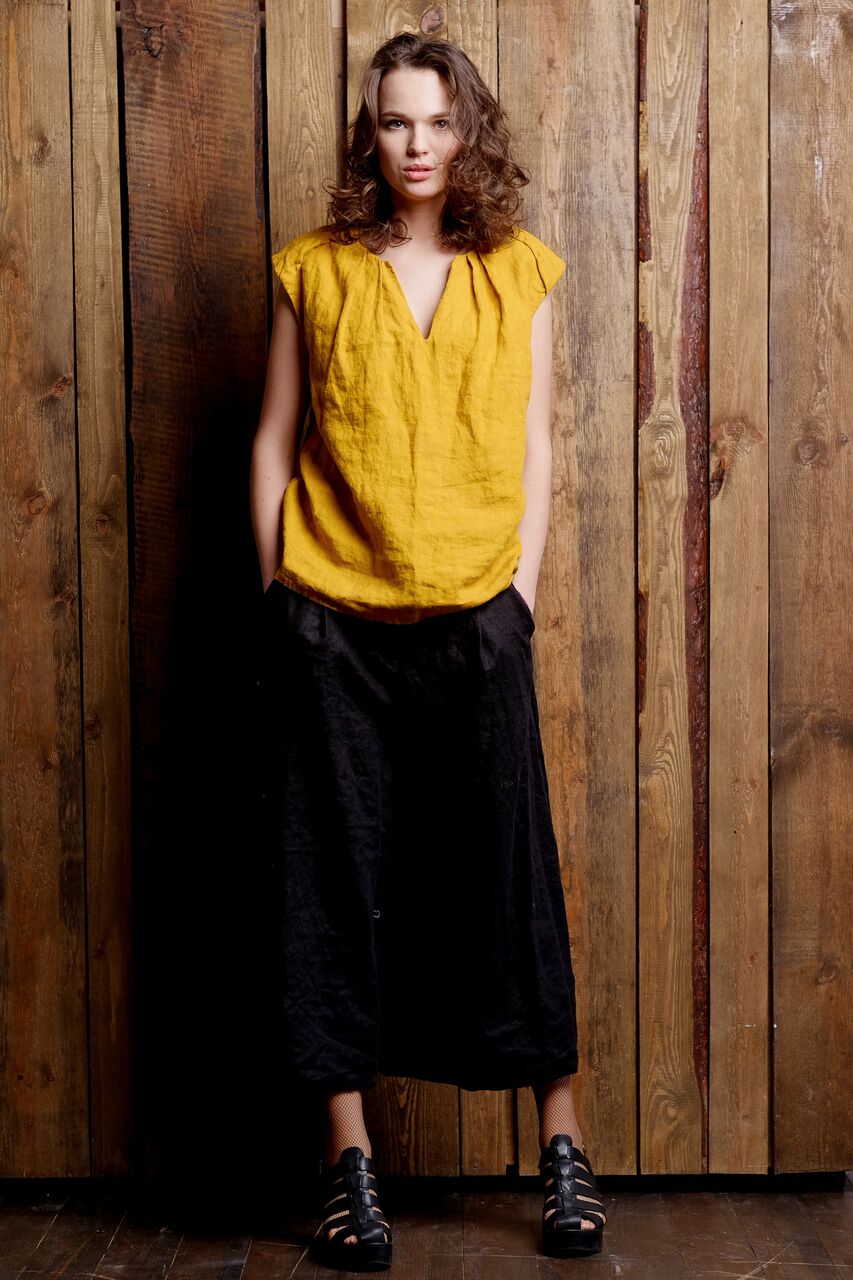 linen-yellow-sleeveless-top-black-pants-flax-outfit